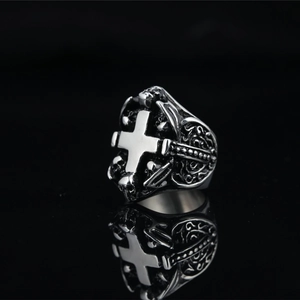 Anillo hip hop gótico con cruz y relieves de calavera en plata envejecida para hombres