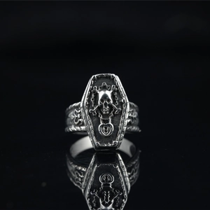 Bague cercueil gothique rétro pour hommes avec finition argent vieilli et style punk