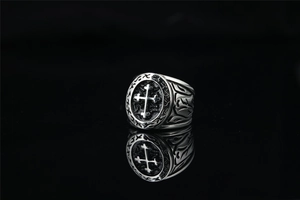Vue détaillée de la bague chevalière vintage avec croix et gravures florales