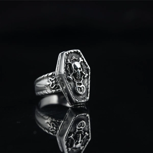 Bague gothique rétro punk en argent avec cercueil hexagonal, crâne et os croisés