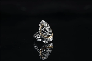 Détail macro d'une bague couronne vintage avec accents dorés et cristal central