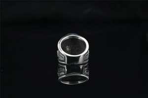 Détail de l'arrière de la bague hip-hop argentée avec rayures et intérieur mat poli