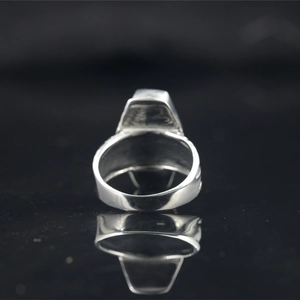 Bague tête de mort punk vintage pour homme en métal poli avec un design de style industriel