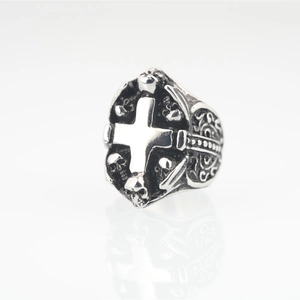 Anillo cruz hip hop gótico con relieves de calaveras y acero inoxidable vintage