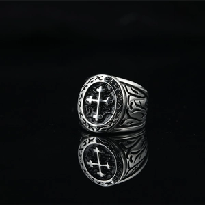Bague gothique vintage en argent avec croix et gravures florales sur fond noir