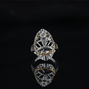 Bague couronne rétro vintage avec pierre centrale et accents dorés sur reflet noir