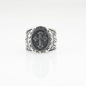 Bague croix hip hop vintage avec motifs floraux gravés et finition en argent vieilli
