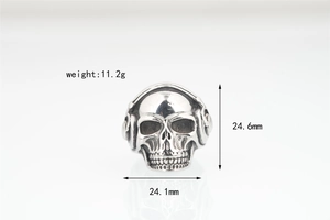 Macro-opname van een punk schedel ring met koptelefoon in vintage zilver, 11,2 g gewicht