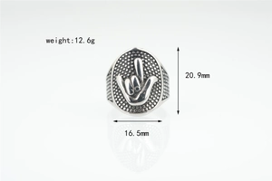 Vue macro d'une bague hip hop argentée rétro avec relief geste de la main et texture