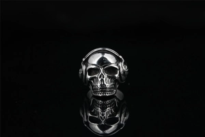 Detail van gothic punk schedelring met koptelefoonontwerp en vintage zilveren finish