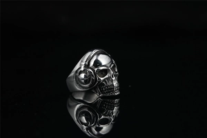 Gothic punk schedel ring met koptelefoon in geoxideerd zilver met spiegelreflectie
