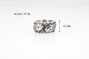 Dettaglio dell'intaglio della carpa koi su un anello in acciaio titanio da 12,3 mm
