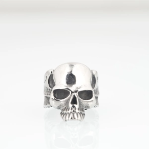 Vintage gothic skull ring for men made of retro silver stainless steel in hip-hop style