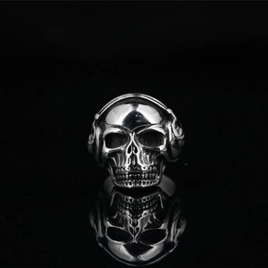 Gothic punk schedelring met hoofdtelefoon design in gepolijst zilver op zwarte achtergrond