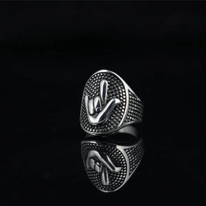 Bague chevalière punk rétro avec geste de main en acier inoxydable argenté