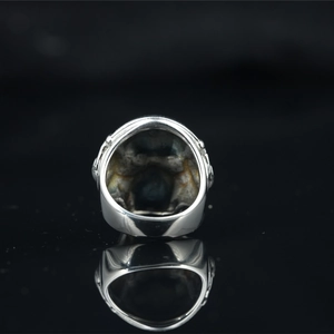 Gotische punk schedelring in vintage zilver met verfijnde opengewerkte details
