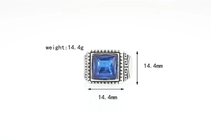 Détail de la bague vintage pour homme avec pierre bleue carrée et motif grec méandre