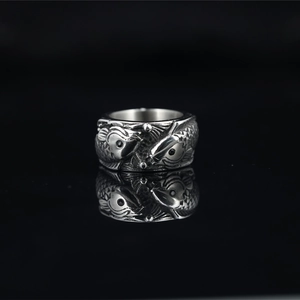 Anello in Acciaio al Titanio Vintage con Rilievo di Pesce Koi Stile Giapponese Argento Antico Gioielli da Uomo