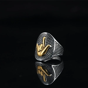Bague hip hop en acier titane avec relief doré du geste I Love You sur grain noirci