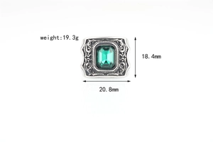 Détails de la bague vintage en titane avec pierre verte montrant 18,4 mm de haut et 19,3 g