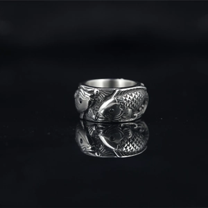 Anello vintage con rilievo carpa koi in acciaio argento ossidato e riflesso