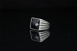 Vue macro de la bague en titane pour homme avec obsidienne noire facettée et rainures