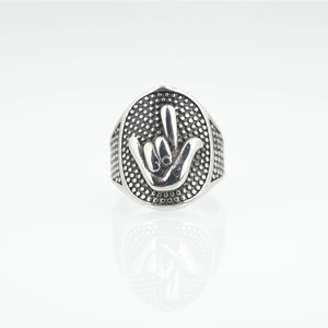 Bague punk vintage en argent avec geste de main rock poli et texture granuleuse
