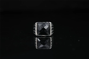 Vue rapprochée d'une bague en titane argenté avec pierre d'obsidienne noire carrée
