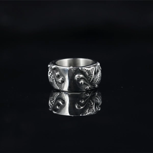 Anello in rilievo carpa koi vintage in acciaio al titanio ossidato con intaglio dettagliato