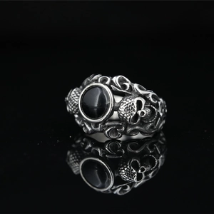 Vintage Gothic skull ring featuring a polished black onyx center stone and silver finish