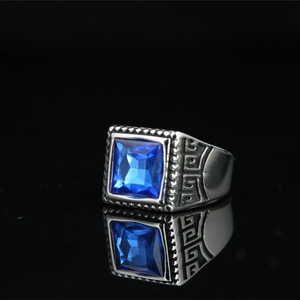 Chevalière pour homme en acier argenté avec saphir bleu et motif de clé grecque