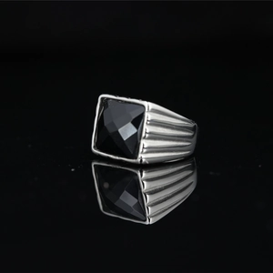 Bague Chevalière Homme Vintage en Acier Titane Hip Hop avec Grosse Pierre Noire Carrée Géométrique Mode Industrielle