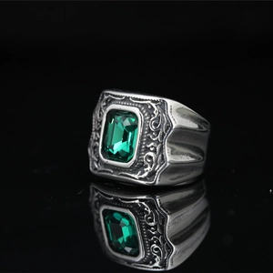 Bague vintage en acier inoxydable avec émeraude verte rectangulaire et gravures