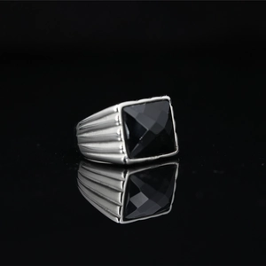 Chevalière pour homme en acier titane avec obsidienne noire carrée et texture rayée