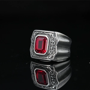 Bague vintage pour hommes en acier avec grand zircon rouge et gravures florales ciselées