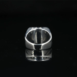 Bague pour homme en acier titane poli avec trois rainures sur fond de miroir noir élégant