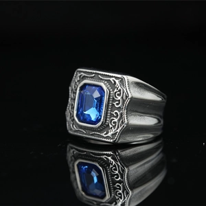 Bague vintage homme en acier avec zircon bleu rectangulaire et gravures baroques