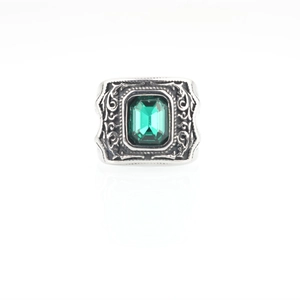 Bague vintage pour hommes en acier titane avec pierre émeraude et gravures baroques
