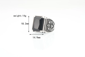 Dettaglio dell'anello vintage in acciaio con pietra nera e misura del peso di 14g