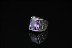 Macro di anello vintage in acciaio con grande gemma viola rettangolare e intagli decorati