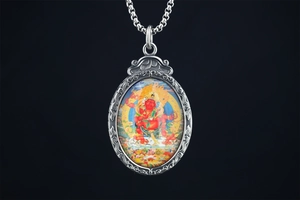 Vue détaillée du collier en acier titane avec pendentif Thangka coloré sur fond noir élégant