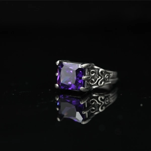 Anello vintage in acciaio inossidabile con gemma viola rettangolare e motivi gotici incisi