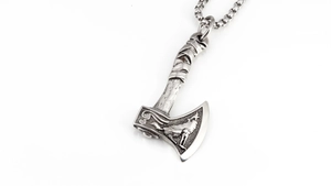 Détail du pendentif hache viking avec gravure de tête de loup et finition argent vintage