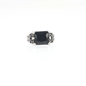 Anello vintage in acciaio inossidabile con gemma nera quadrata e incisioni a volute