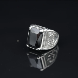 Anello in Acciaio al Titanio Vintage per Uomo Gotico Rettangolo Strass Intarsiato Anello alla Moda Gioielli Retrò