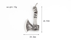 Détail du pendentif hache avec relief d'aigle et dimensions 45,9 mm x 24,2 mm