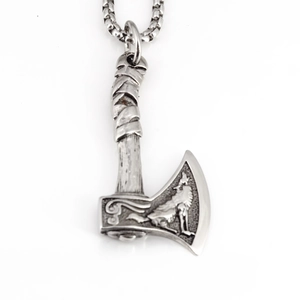Collier pendentif hache pour homme en acier titane avec gravure de loup style viking