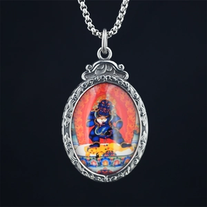 Collier ethnique en acier titane avec pendentif Thangka coloré dans un cadre ovale