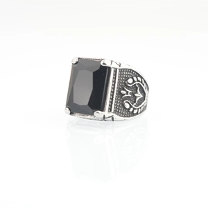 Anello vintage da uomo in acciaio inossidabile con pietra nera e motivi a rilievo