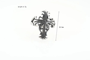 Macro view of silver gothic cross ring with 6.7g weight and 28.2mm length specs